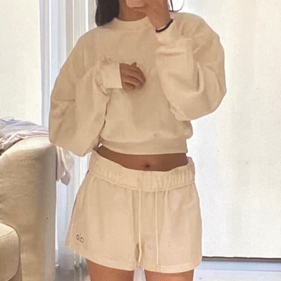 ALO Yoga White Cropped Sweatshirt & Shorts Set - Picture 6 of 7